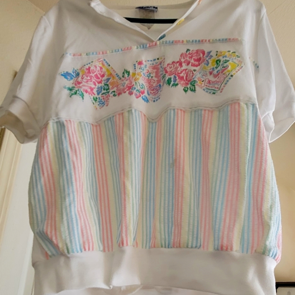 Vintage 80's/90's adorable shirt w/ shoulder pads!